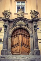 Rokokový vstupní portál piaristického gymnázia a koleje v Panské ulici, jehož spoluzakladatelem a rektorem byl Gelasius Dobner
